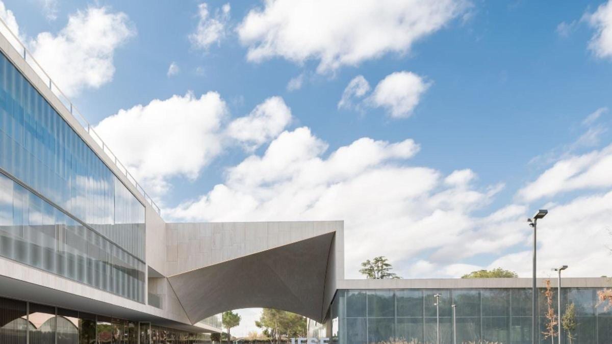 Fotografía que ilustra la noticia: Almeida aprueba recalificar la parcela del IESE en Madrid: adiós a la vivienda, hola a triplicar su campus