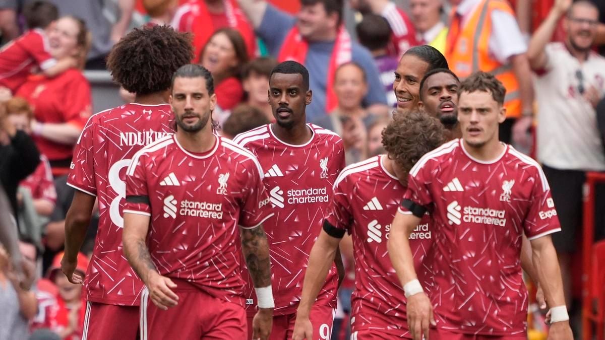 Fotografía que ilustra la noticia: Apollo toma el control del Atlético y Bezos puja por el Liverpool: los fondos aceleran su entrada en el fútbol español y europeo