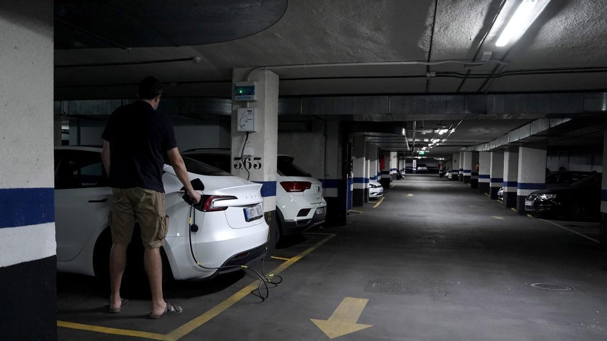 Fotografía que ilustra la noticia: Cargadores para coches eléctricos en garajes comunitarios: el Supremo avala instalarlos sin permiso de la junta, pero los costes y la seguridad generan conflictos