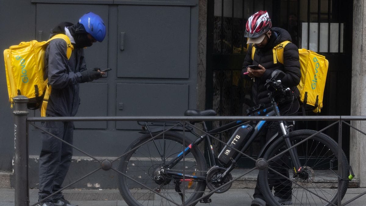 Fotografía que ilustra la noticia: Cinco años de la ley rider: la norma que cambió el reparto a domicilio sigue sin cerrar el debate sobre los falsos autónomos
