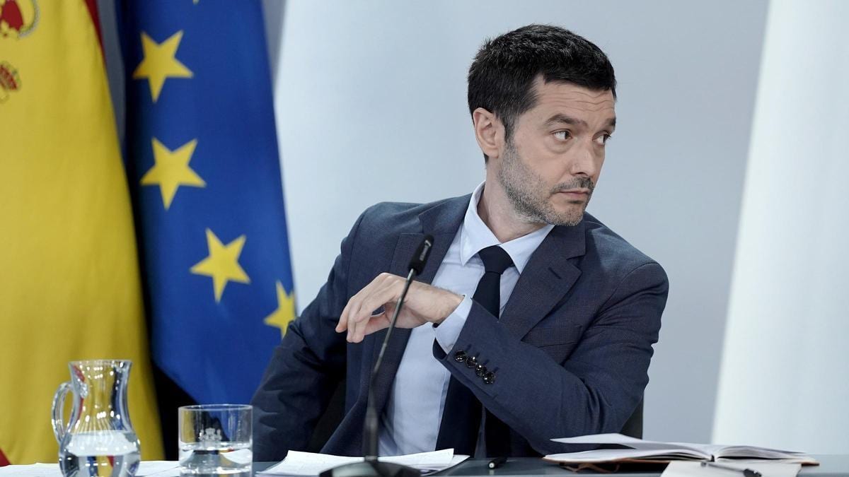 Fotografía que ilustra la noticia: Consumo multa a Avis con un millón de euros por cobrar a sus clientes por gestionar multas de tráfico