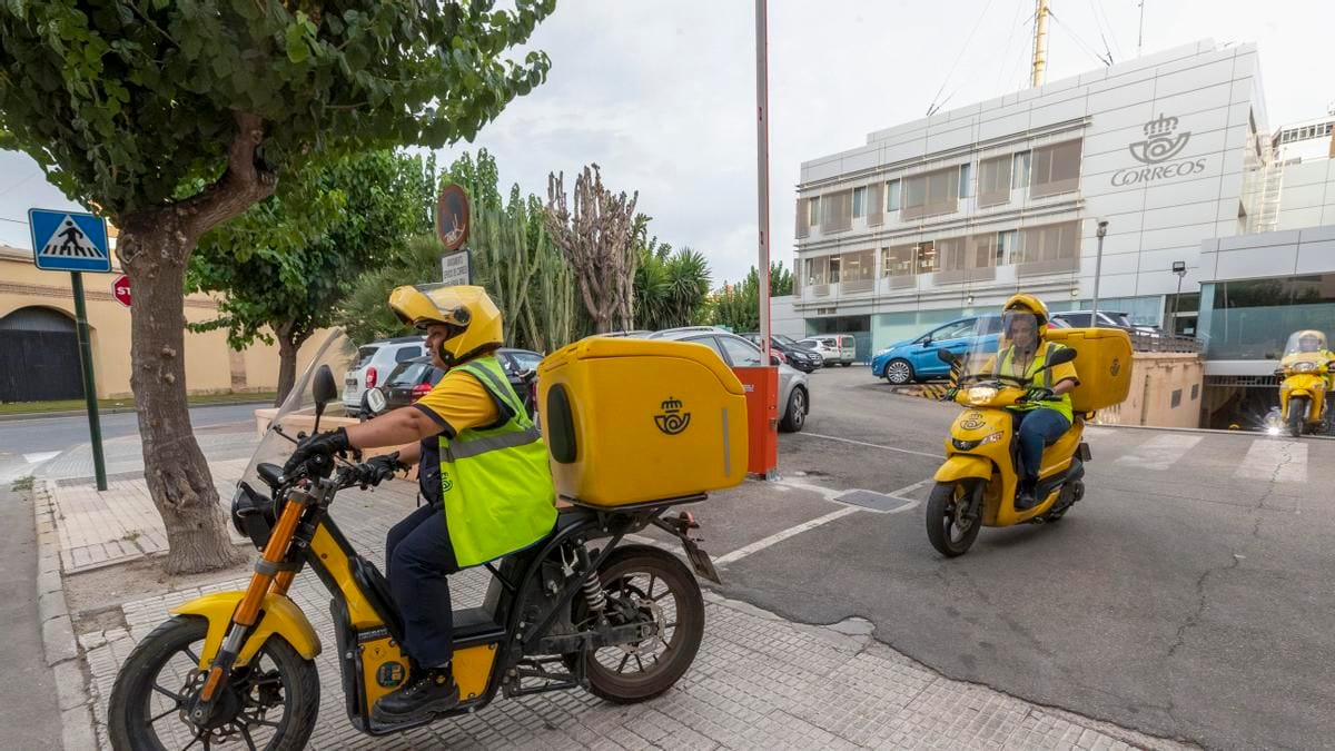 Fotografía que ilustra la noticia: Correos estudia que los carteros hagan de cajeros automáticos en pueblos de menos de 500 habitantes