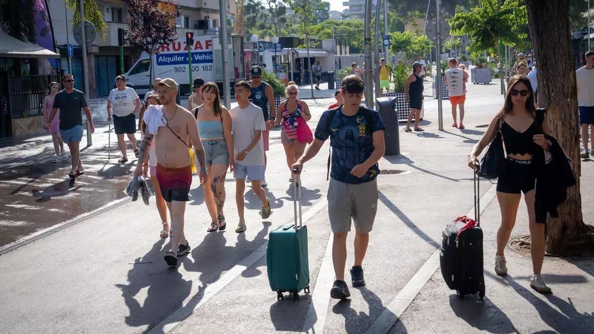 Fotografía que ilustra la noticia: El 37% de los españoles exige financiar sus vacaciones: el endeudamiento como vía para no renunciar al viaje