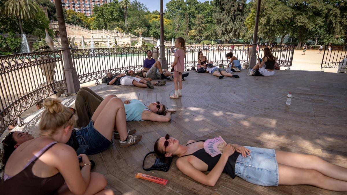 Fotografía que ilustra la noticia: El calor extremo ya condiciona la fidelidad del turista: un 13,8% de quienes lo sufren cambia de destino