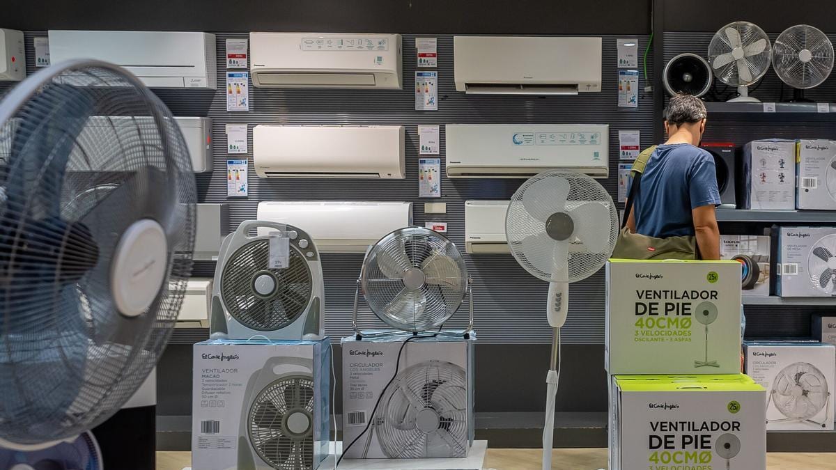 Fotografía que ilustra la noticia: El calor frena las ventas del comercio catalán pese a la subida del 7,6% y agrava la falta de personal cualificado