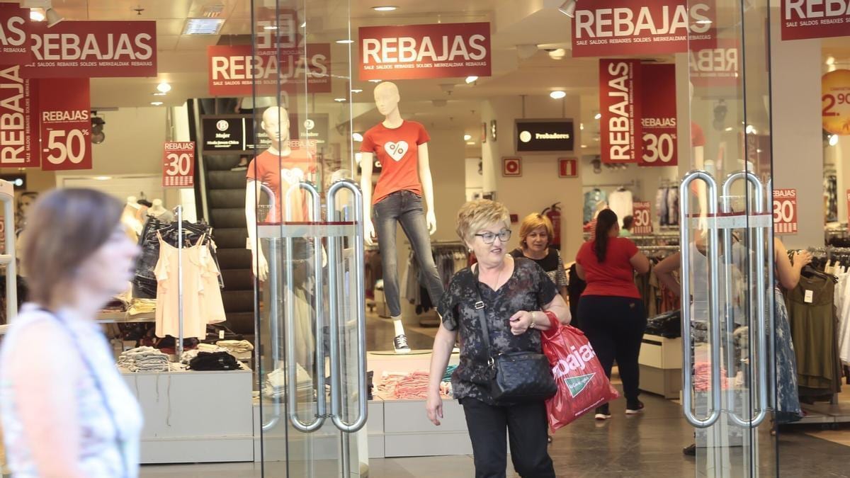 Fotografía que ilustra la noticia: El calor llena los centros comerciales pero no la caja: la afluencia sube un 6,6% en agosto y las ventas se estancan