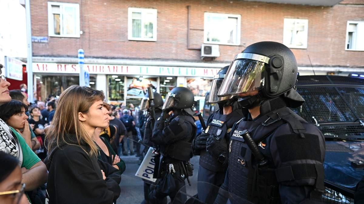 Fotografía que ilustra la noticia: El desahucio de Maricarmen, de 87 años, ejecutado en Madrid entre una movilización de 300 personas y una protesta que reunió a 10.000