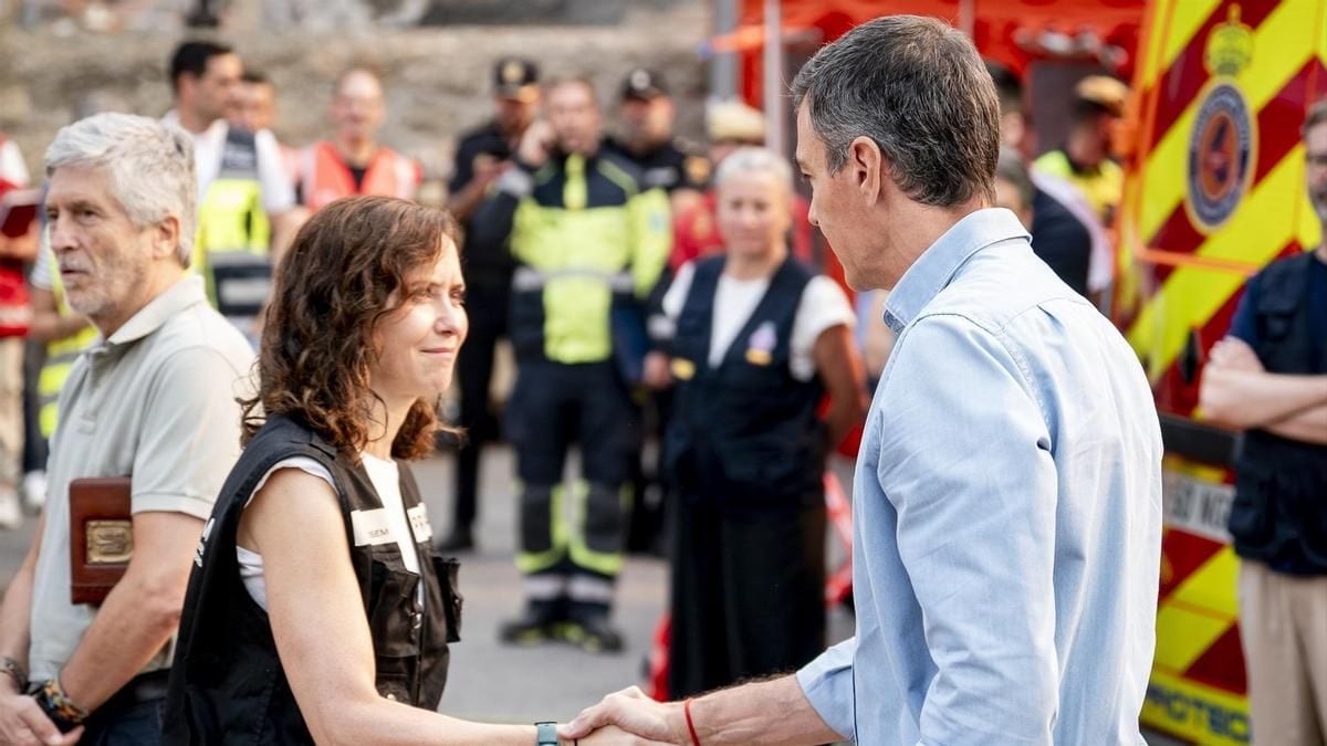 Fotografía que ilustra la noticia: El escenario de un Gobierno PP-Vox y el papel de Ayuso: de la oposición a Sánchez a la irrelevancia