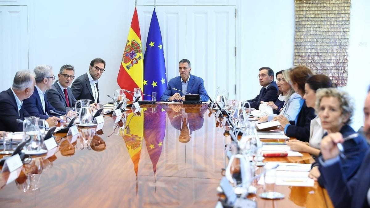 Fotografía que ilustra la noticia: El Gobierno aprueba un plan de choque de 309 millones para Ceuta con ayudas directas a 2.500 autónomos y 1.500 empresas