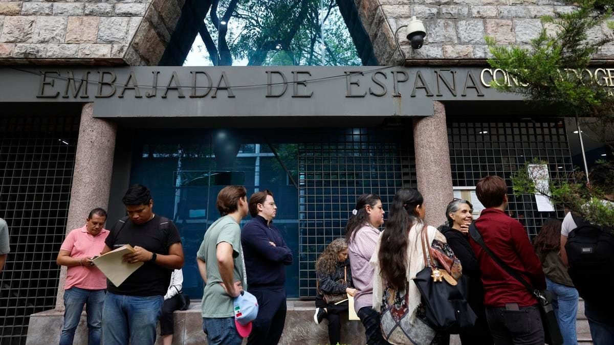 Fotografía que ilustra la noticia: El Gobierno entrega al Supremo la lista de nacionalizados por la ley de nietos: solo un millar podría votar el 29N