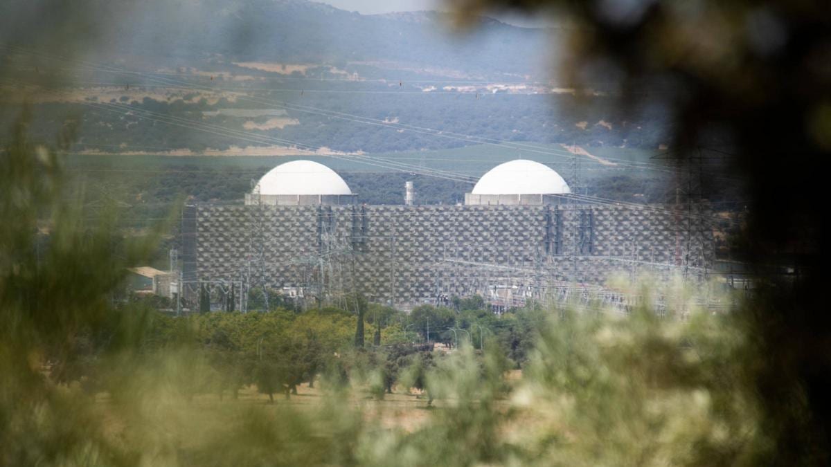 Fotografía que ilustra la noticia: El Gobierno prorroga Almaraz hasta 2030 pero mantiene el plan para desmantelarla
