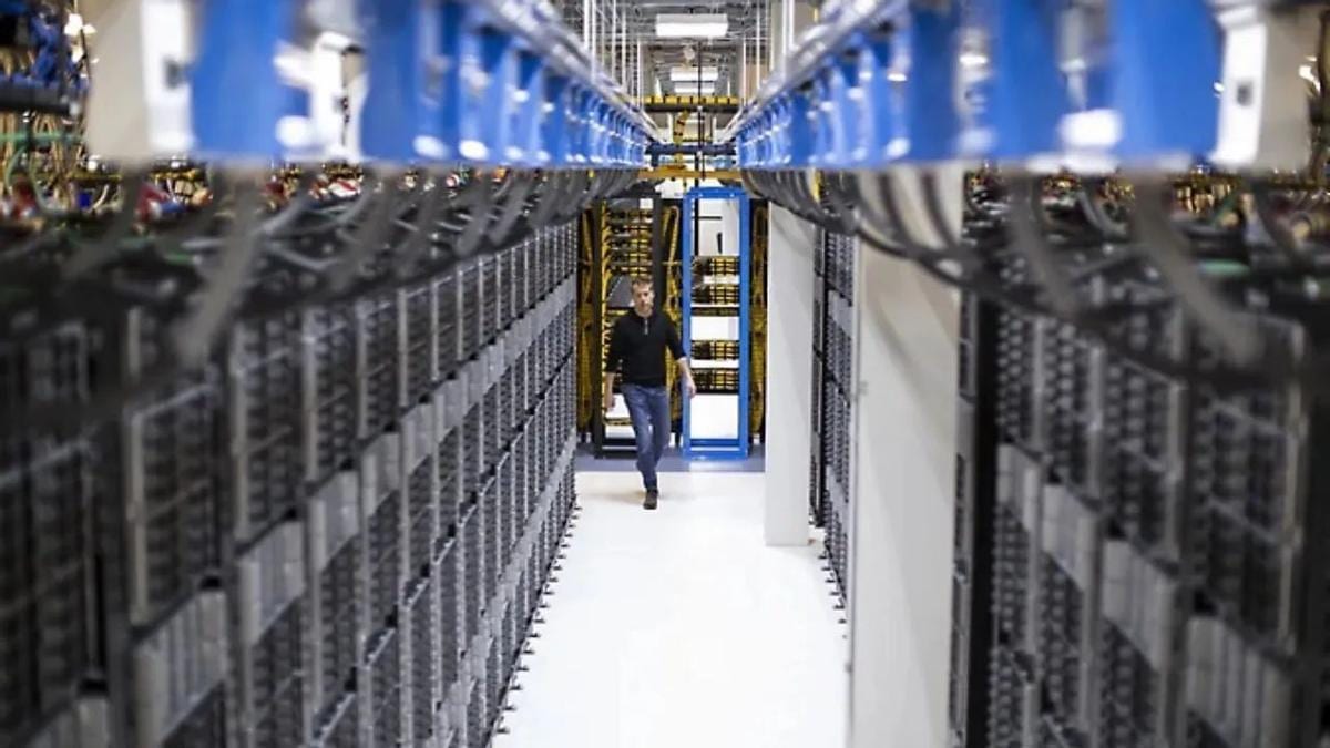 Fotografía que ilustra la noticia: El Gobierno quiere alargar durante 10 años la vigilancia hora a hora del consumo de luz de los centros de datos