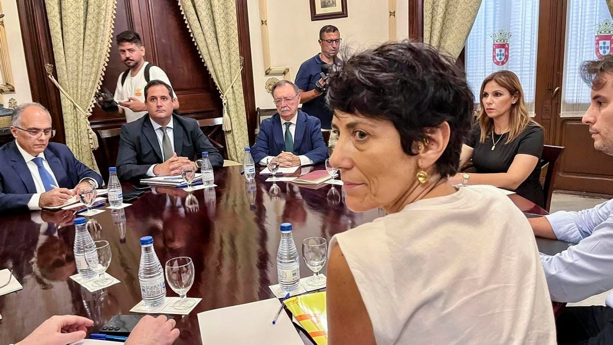 Fotografía que ilustra la noticia: El Gobierno y Ceuta pactan 1.500 plazas de acogida tras 18 días de crisis, con reproches de falta de colaboración