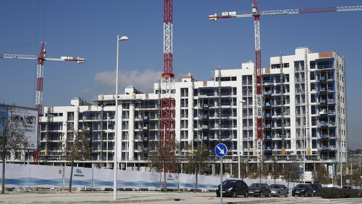Fotografía que ilustra la noticia: El PIB sorprende con un 0,7% trimestral y encadena 12 trimestres de expansión, pero la inversión y la productividad siembran dudas