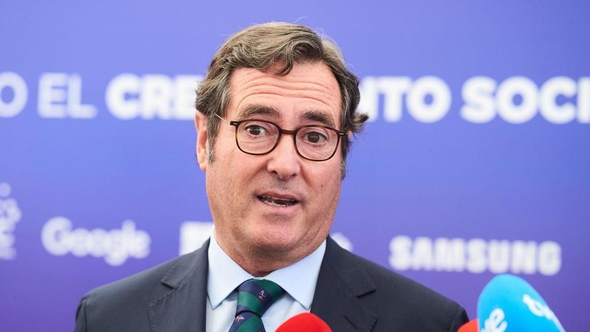 Fotografía que ilustra la noticia: Garamendi afronta su tercer mandato en CEOE con la patronal en sequía de acuerdos y un 'no a todo' ante el Gobierno