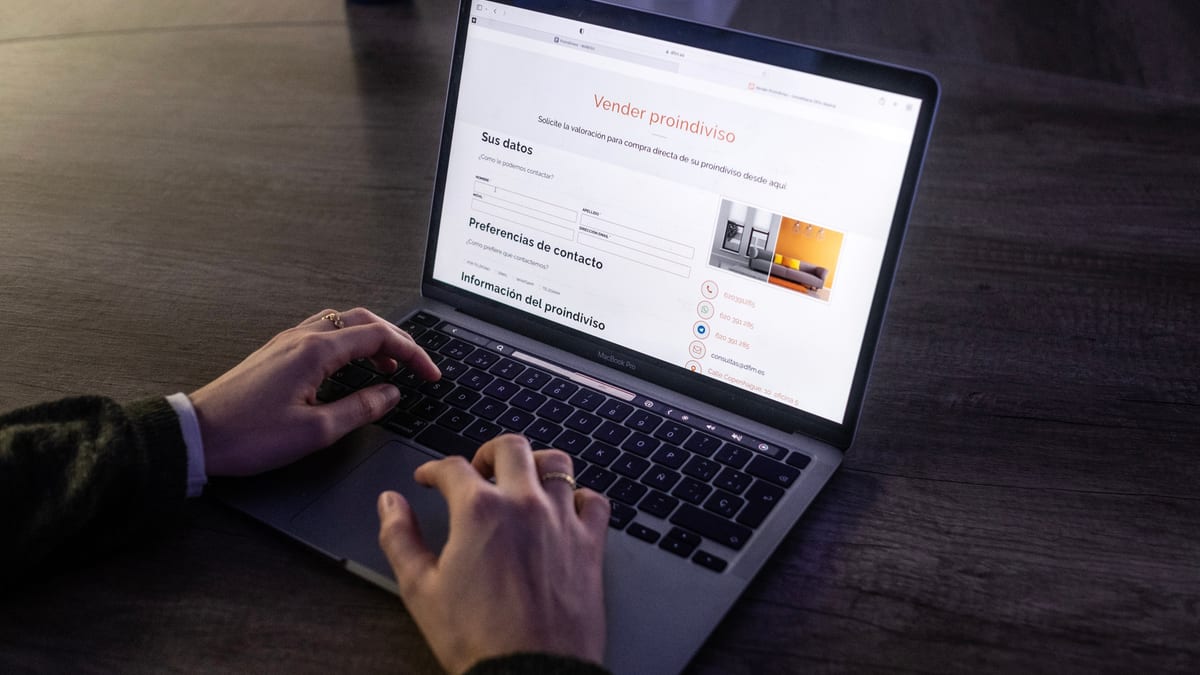 Fotografía que ilustra la noticia: Heredé una vivienda al 50% con mi hermano y no quiere irse: qué dice la ley sobre echarle y vender
