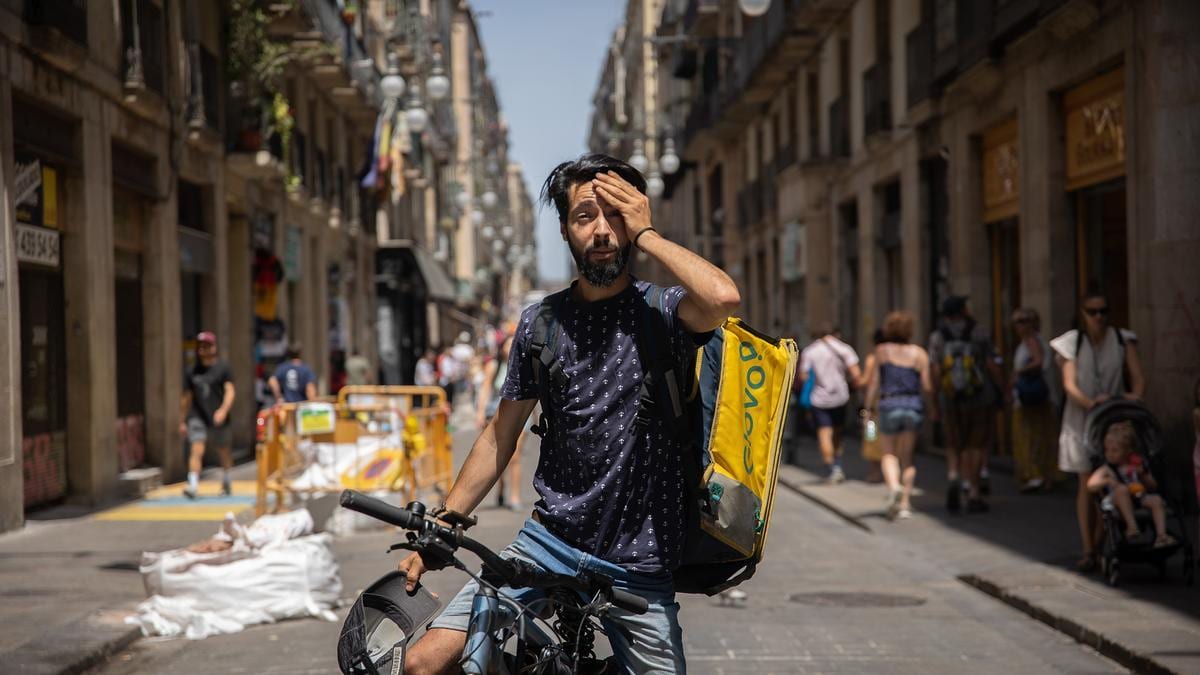 Fotografía que ilustra la noticia: Inspección de Trabajo sanciona a Glovo por mantener a sus riders en la calle durante una alerta roja por calor