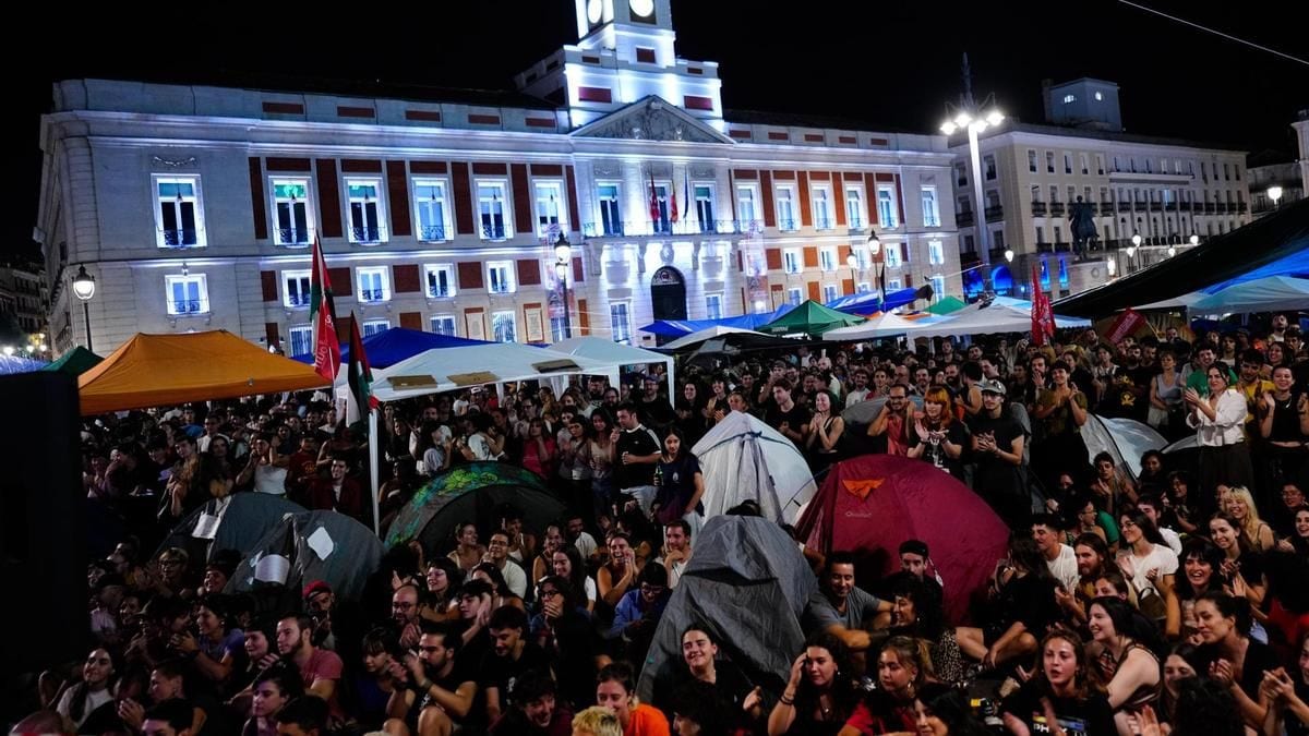 Fotografía que ilustra la noticia: La acampada de Sol cumple tres noches al raso para presionar al Consejo de Ministros por el decreto de vivienda