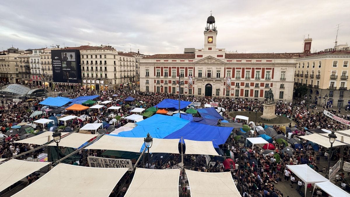 Fotografía que ilustra la noticia: La acampada de Sol se consolida y aumenta la presión al Gobierno ante el Consejo de Ministros del martes