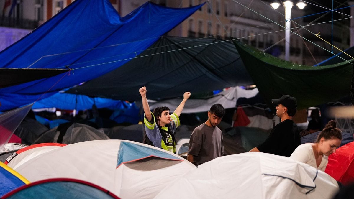 Fotografía que ilustra la noticia: La acampada por la vivienda en Sol cumple cuatro días y reclama una huelga general