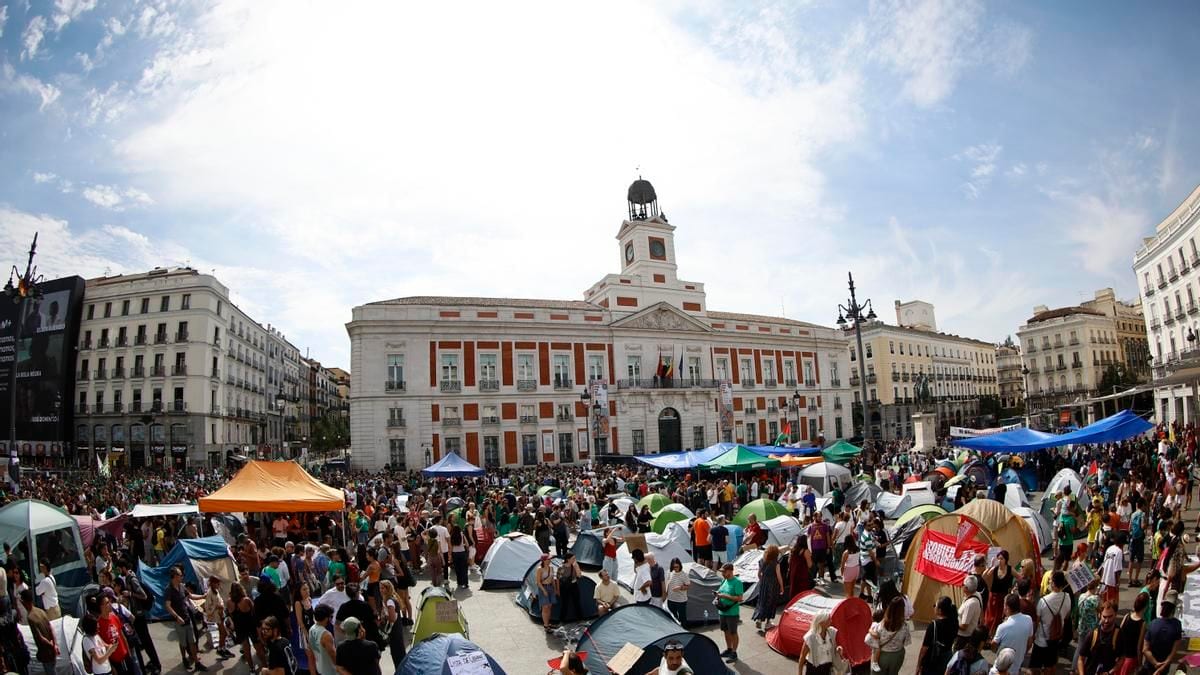 Fotografía que ilustra la noticia: La acampada por la vivienda en Sol presiona al Gobierno antes del Consejo de Ministros que debe aprobar el real decreto