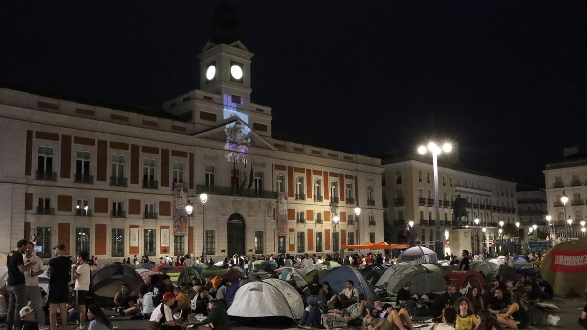 Fotografía que ilustra la noticia: La acampada por la vivienda en Sol reúne a 500 personas en su primera noche: “Va a marcar un antes y un después”
