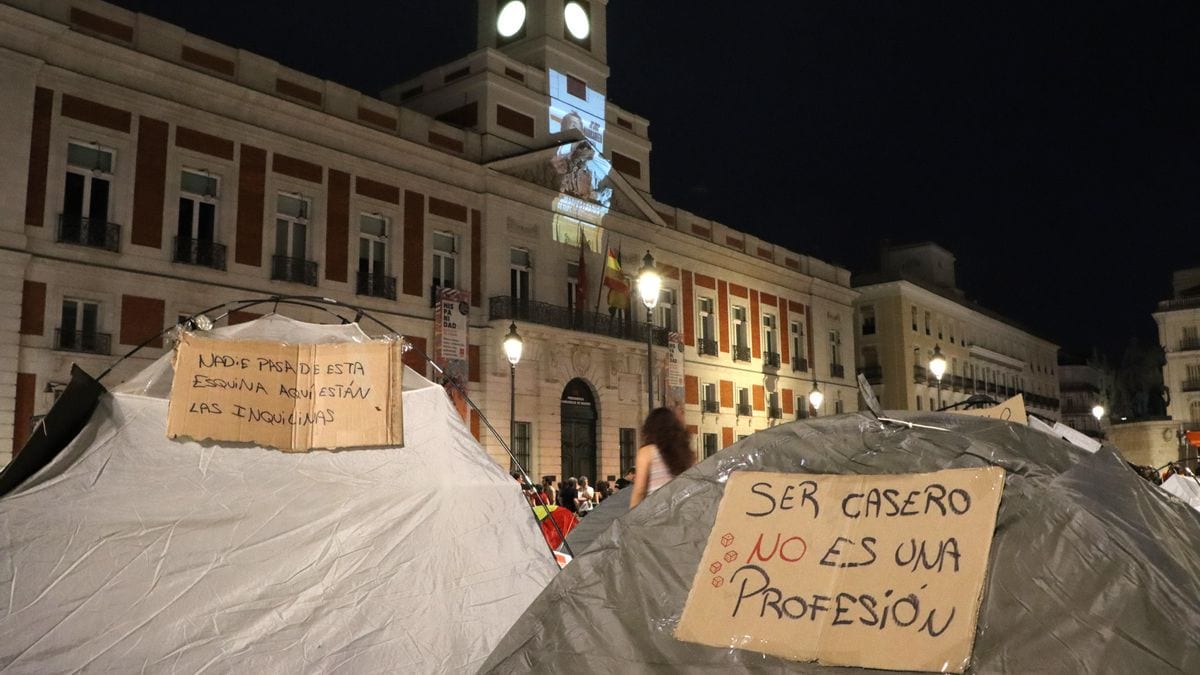 Fotografía que ilustra la noticia: La acampada por la vivienda en Sol supera su primera noche sin incidentes y mantiene la presión
