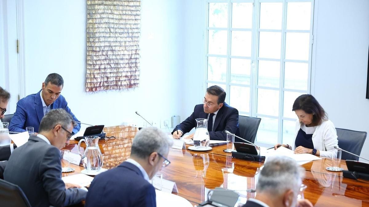Fotografía que ilustra la noticia: La crisis de Ceuta deja al descubierto un 'error de cálculo' del Gobierno que aún mantiene a miles de personas en la ciudad