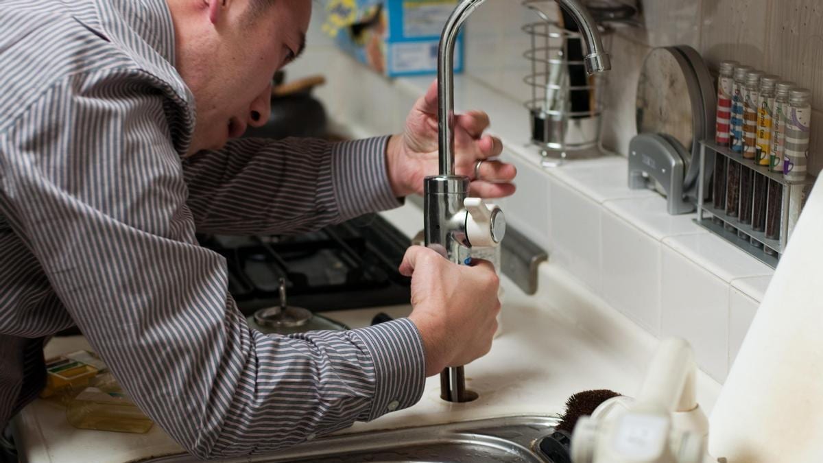 Fotografía que ilustra la noticia: La falta de relevo generacional dispara los ingresos de fontaneros, electricistas y carpinteros: hasta 10.000 euros al mes