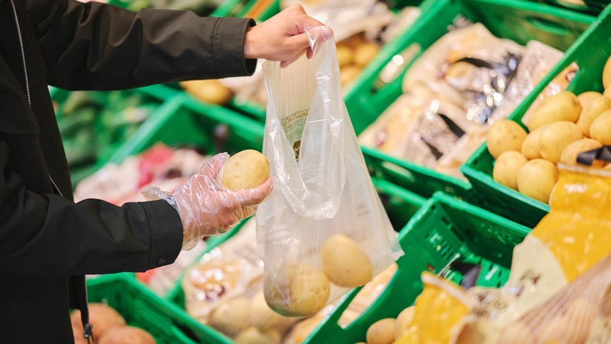 Fotografía que ilustra la noticia: La operación despensa de septiembre se encarece: las patatas suben un 14% en agosto por las malas cosechas