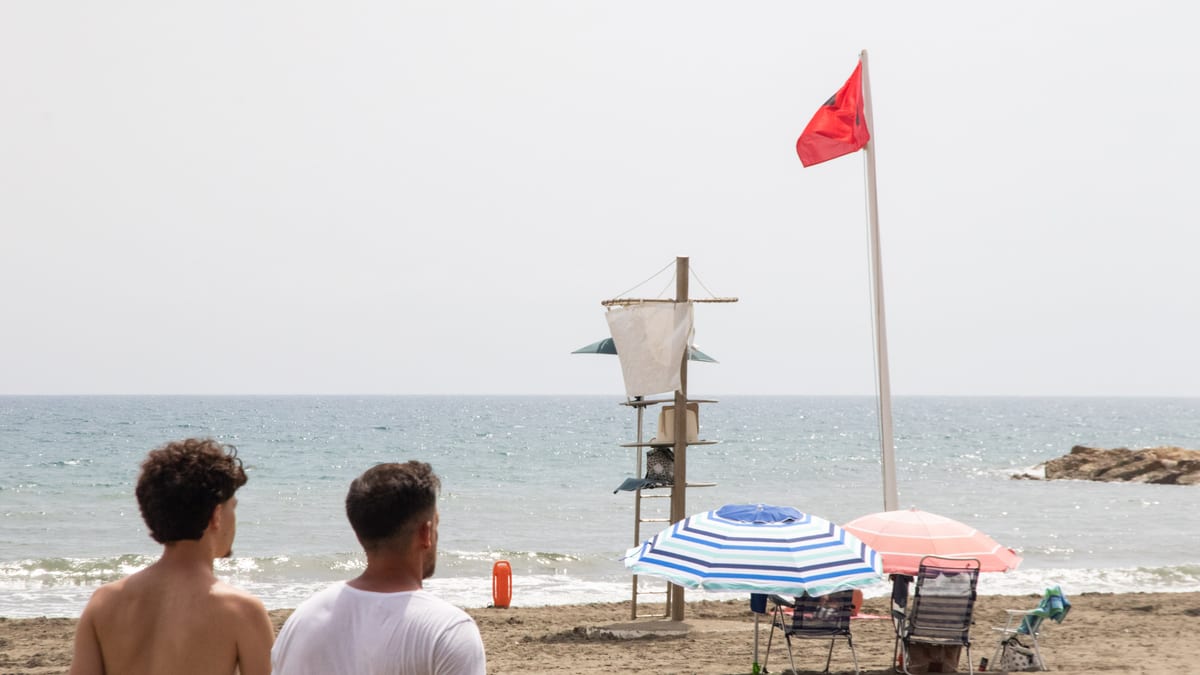 Fotografía que ilustra la noticia: La presión turística desborda la red de saneamiento de la costa andaluza: el 28,5% de las aglomeraciones urbanas incumple la normativa