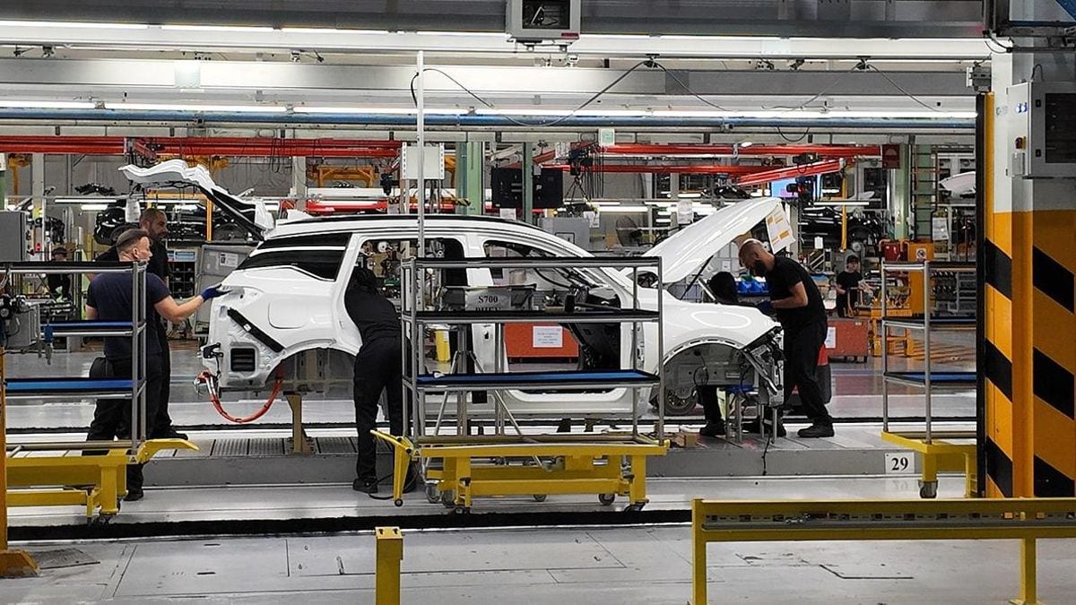 Fotografía que ilustra la noticia: La UE y China pactan limitar a 350.000 coches híbridos chinos al año para frenar la 'desindustrialización' europea