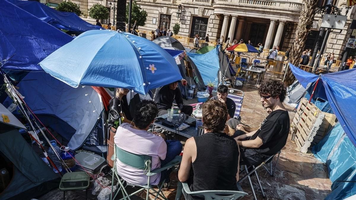Fotografía que ilustra la noticia: La vivienda empuja a la pobreza laboral a 770.000 trabajadores: el alquiler triplica el efecto de la hipoteca