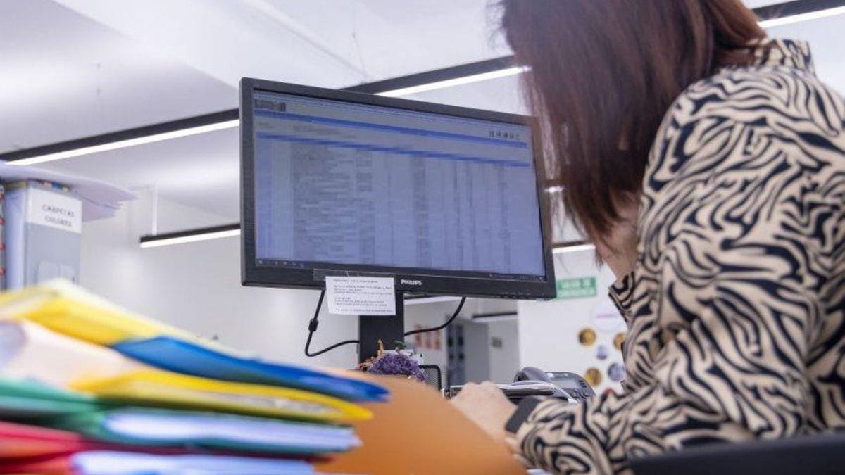 Fotografía que ilustra la noticia: La Xunta alerta del impacto de la regularización en el empleo aunque solo el 5% de los que optaron está en paro