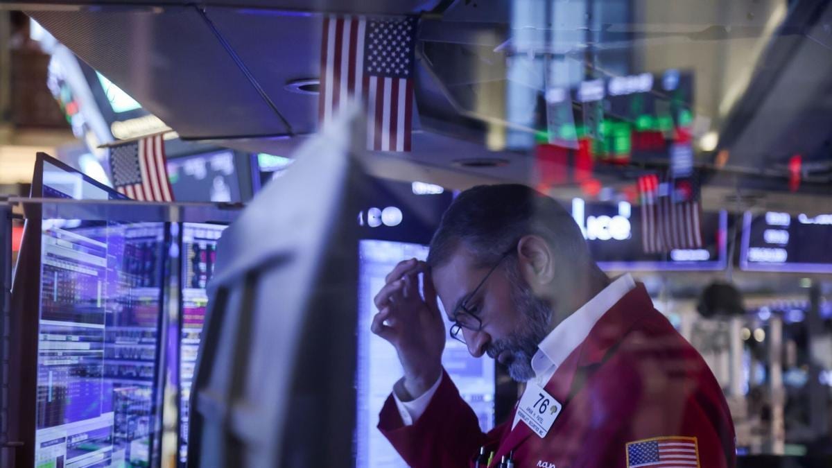 Fotografía que ilustra la noticia: Las Bolsas sucumben al miedo a un parón de la IA y el petróleo rebasa los 107 dólares
