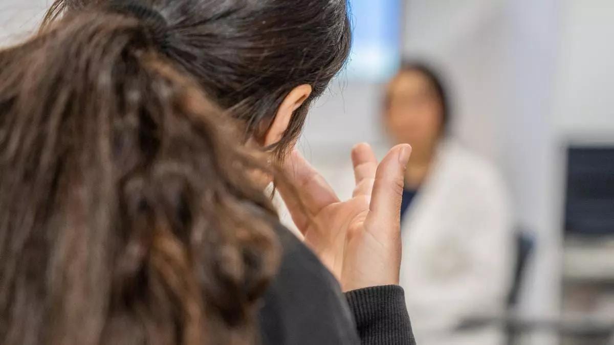 Fotografía que ilustra la noticia: Las patronales negocian en masa recortar los complementos salariales por baja médica