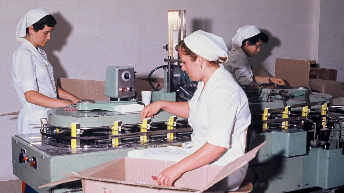 Fotografía que ilustra la noticia: Menarini España cumple 65 años con su planta de Badalona produciendo 69,6 millones de unidades al año