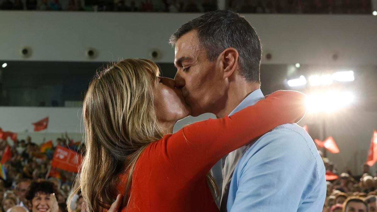 Fotografía que ilustra la noticia: Sánchez arranca la precampaña con Begoña Gómez en el centro y promete blindar las pensiones frente a PP y Vox