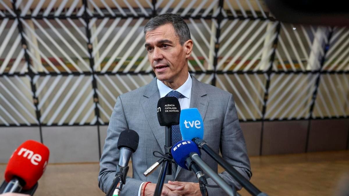 Fotografía que ilustra la noticia: Sánchez lamenta la dimisión de la portavoz del PSOE y admite que le pidió que siguiera