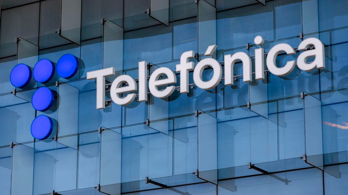 Fotografía que ilustra la noticia: Telefónica e Indra exploran una 'joint venture' para ofrecer nube soberana europea a administraciones y empresas críticas
