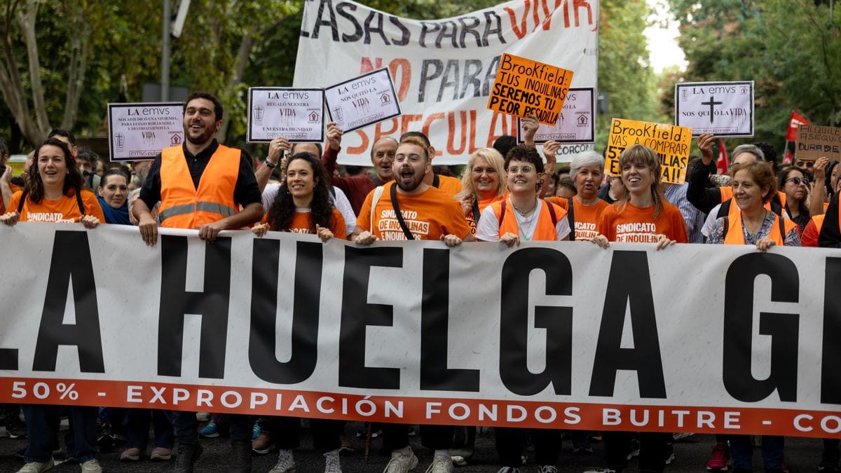 Fotografía que ilustra la noticia: UGT y CCOO avalan una huelga general por la vivienda y se suman a la demanda de los acampados en Sol