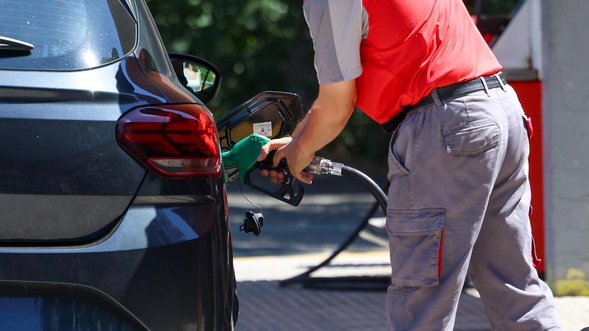 Fotografía que ilustra la noticia: Un estudio cifra en 0,27 puntos el impacto en la inflación de cada subida del 10% en petróleo y gas y señala a las renovables como escudo