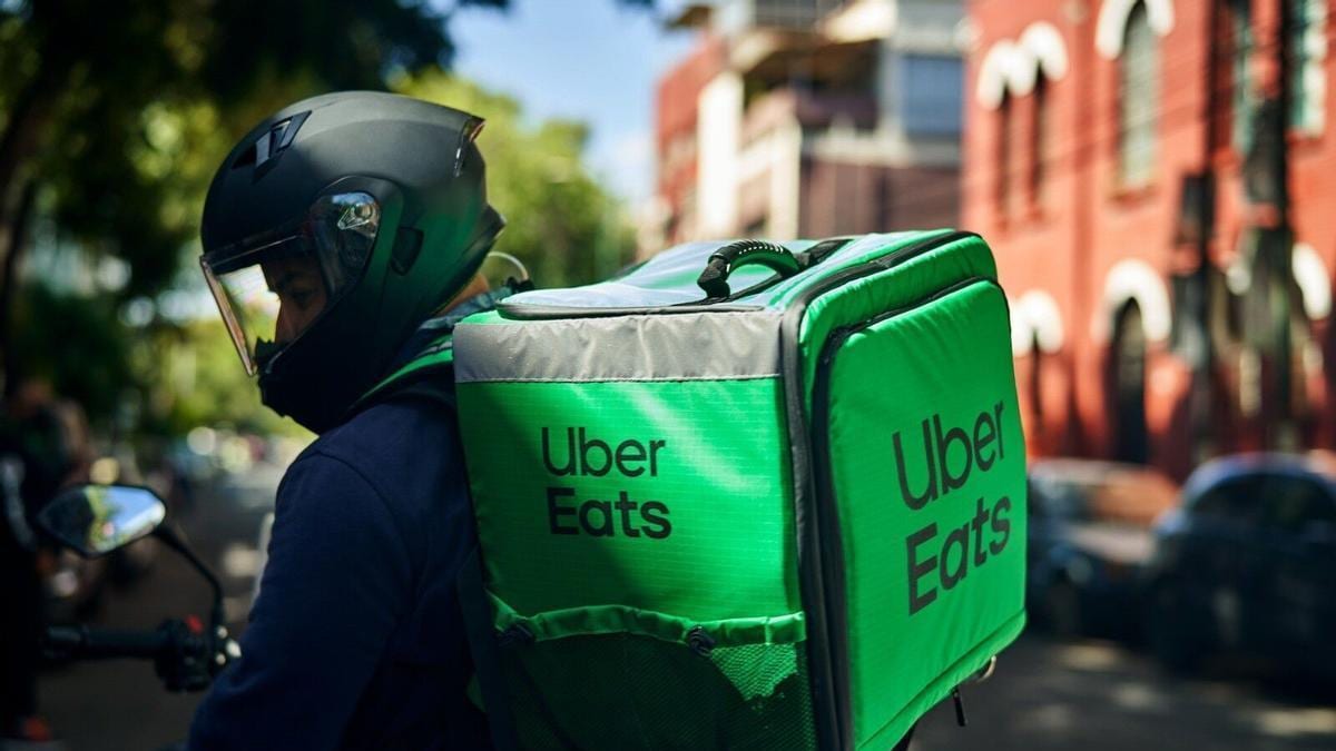 Fotografía que ilustra la noticia: Un informe encargado por Glovo concluye que Uber Eats sigue usando repartidores autónomos
