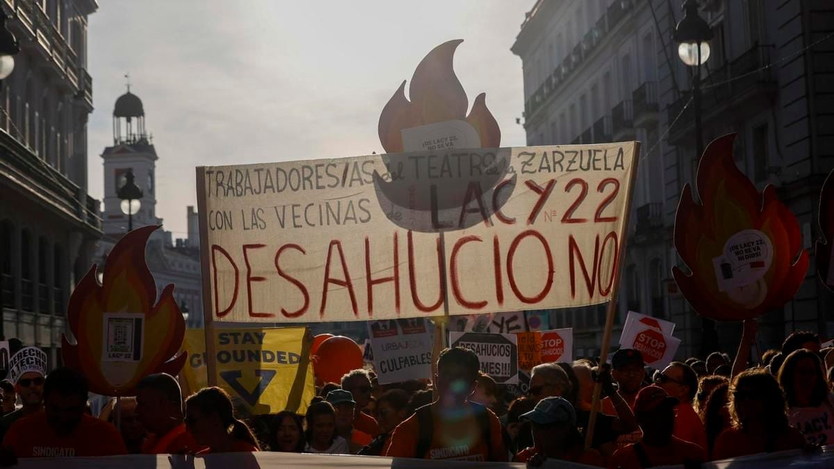 Fotografía que ilustra la noticia: Una jueza de Madrid frena un desahucio de vivienda pública por la "quiebra fáctica" del mercado y exige a la Comunidad que acredite la reubicación